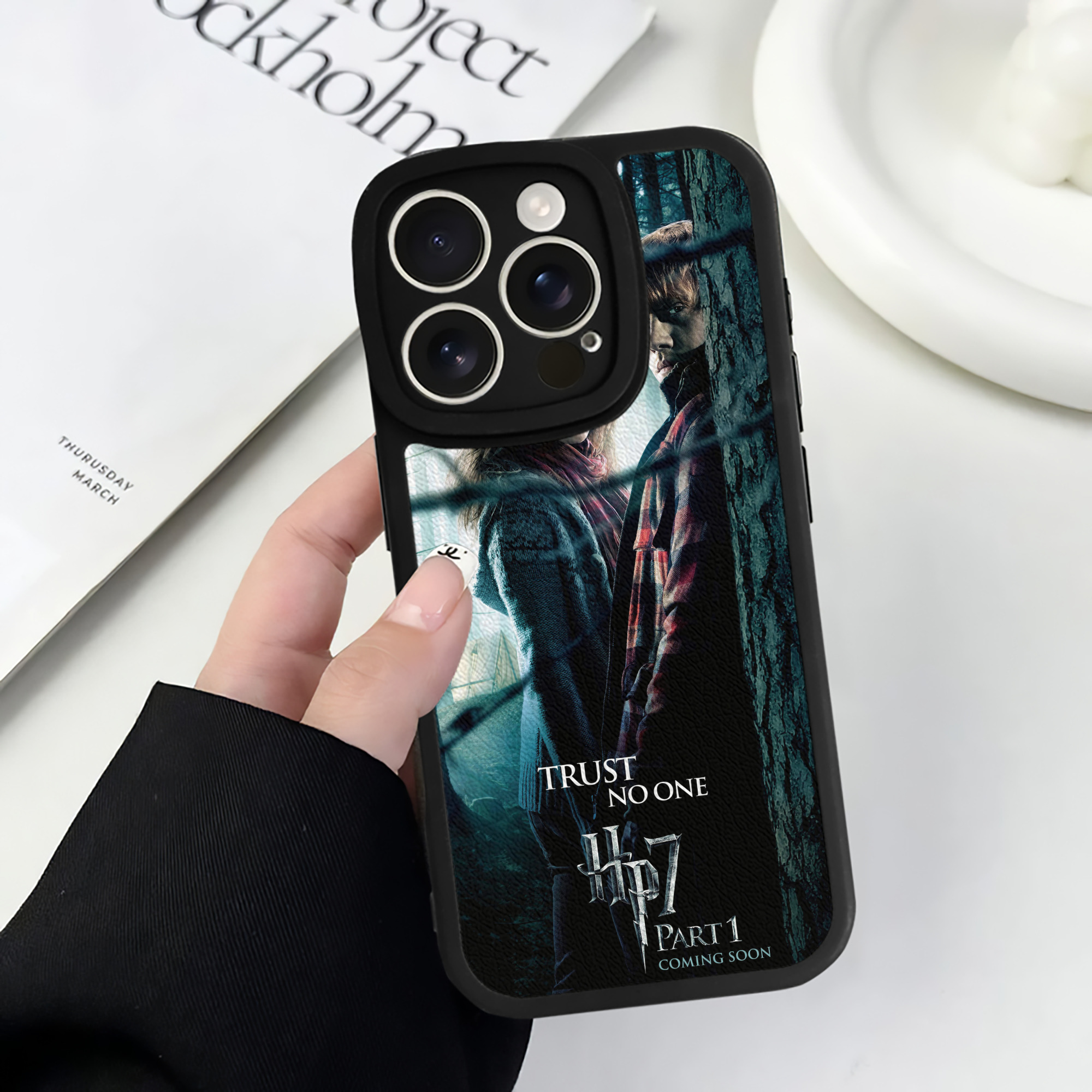 （画像用） Harry Potter ハリー・ポッターシリーズ 【iPhone 16シリーズ対応】シリコンスマホケース（レザー調） 材質：シリコン
